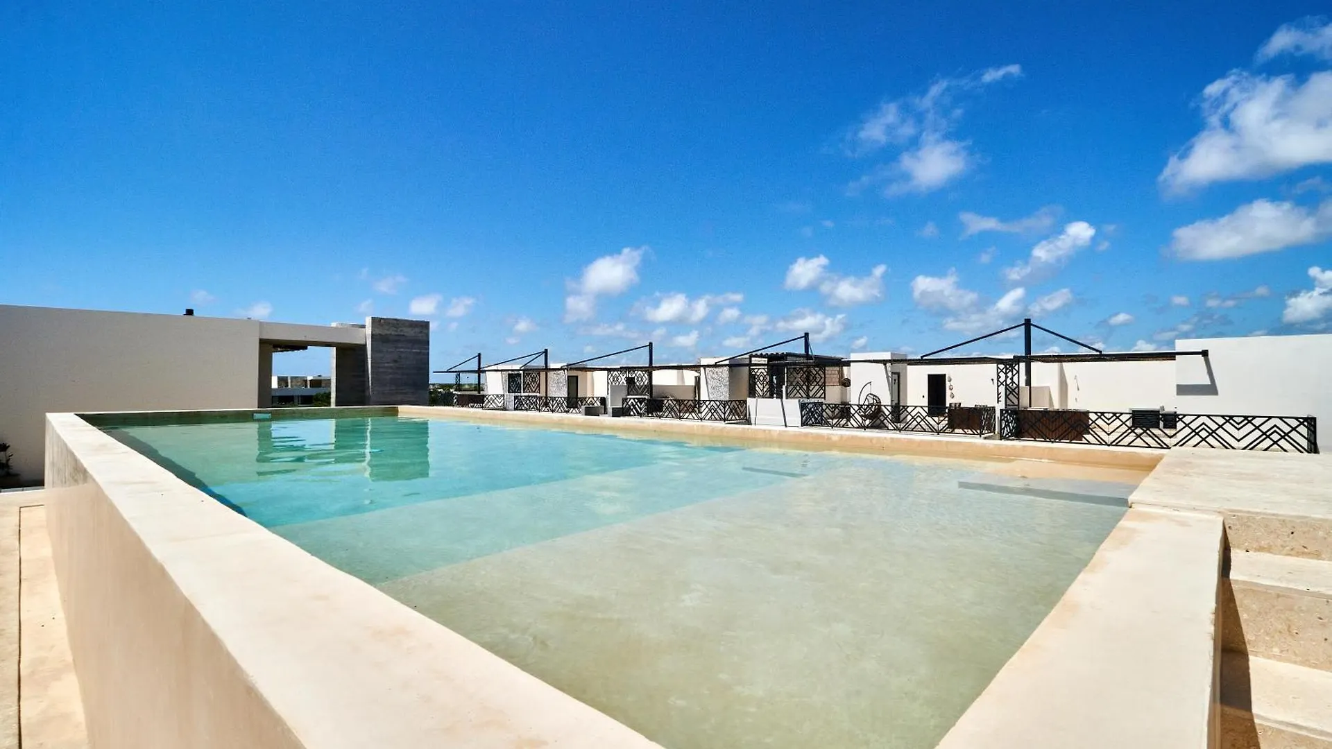 Tulum Escape - Stylish Pool, Gym & Parking Apartment