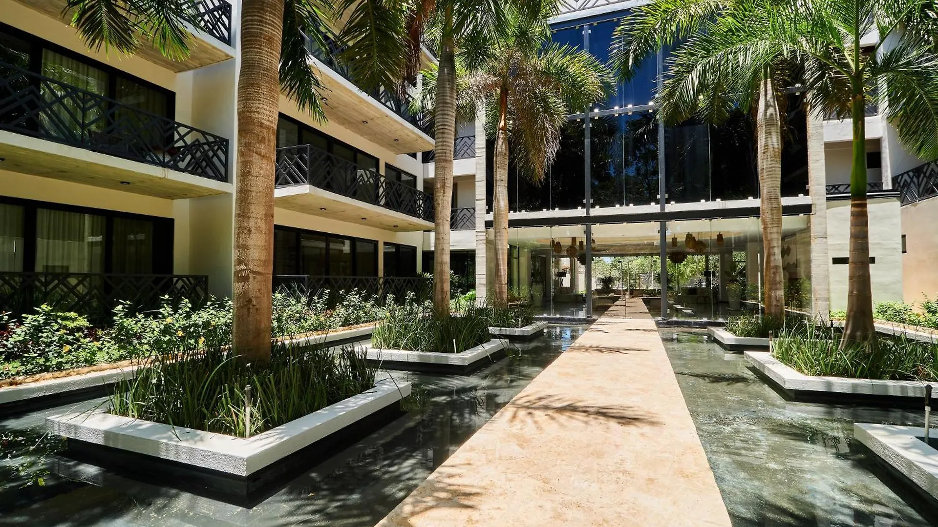 Tulum Escape - Stylish Pool, Gym & Parking Apartment