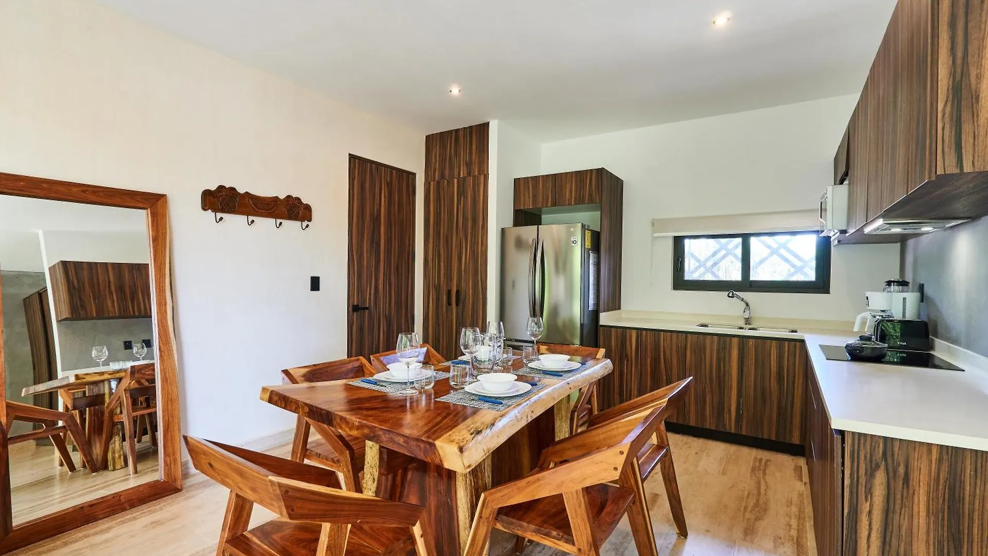 Tulum Escape - Stylish Pool, Gym & Parking Apartment