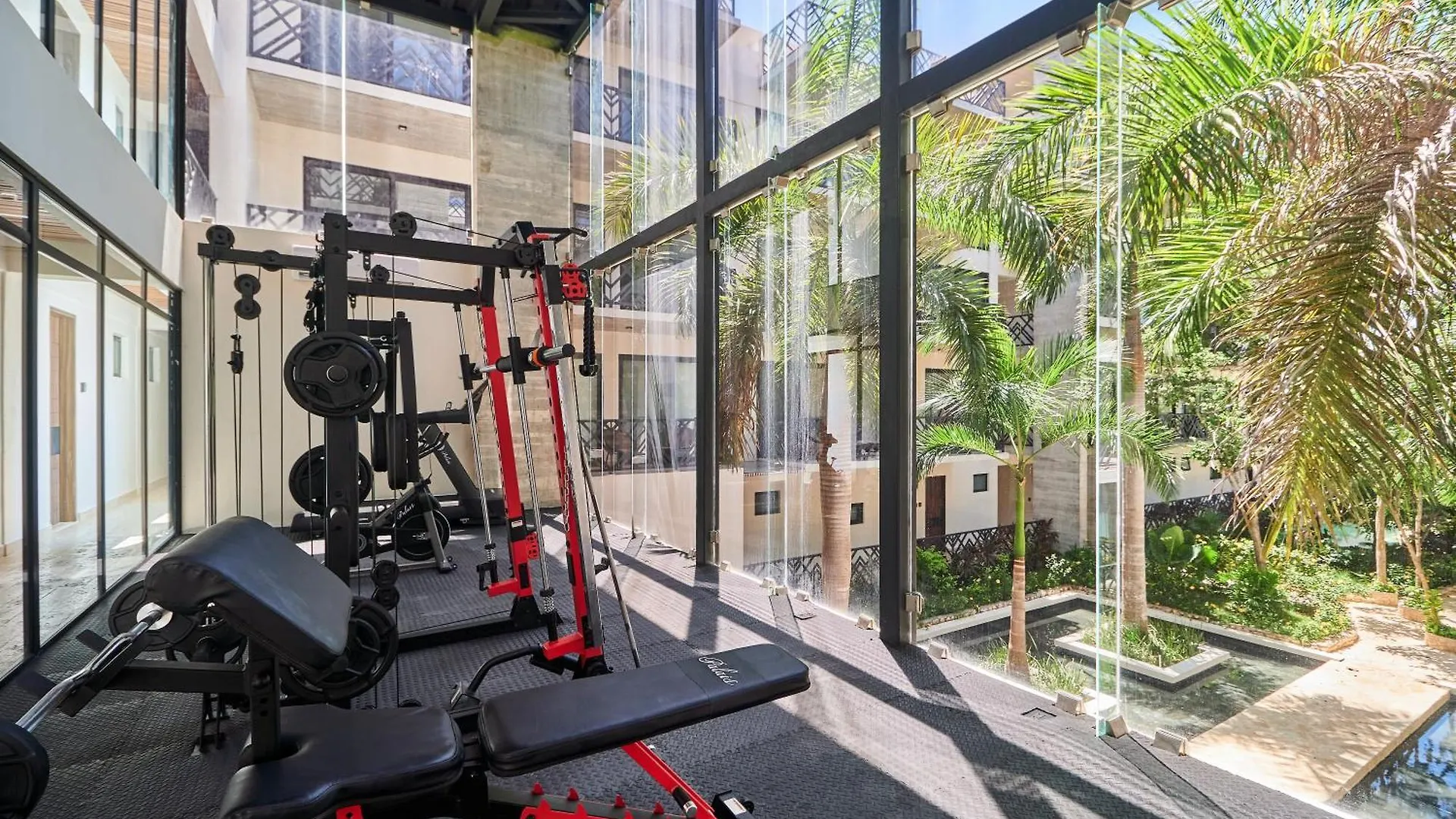 Tulum Escape - Stylish Pool, Gym & Parking Apartment