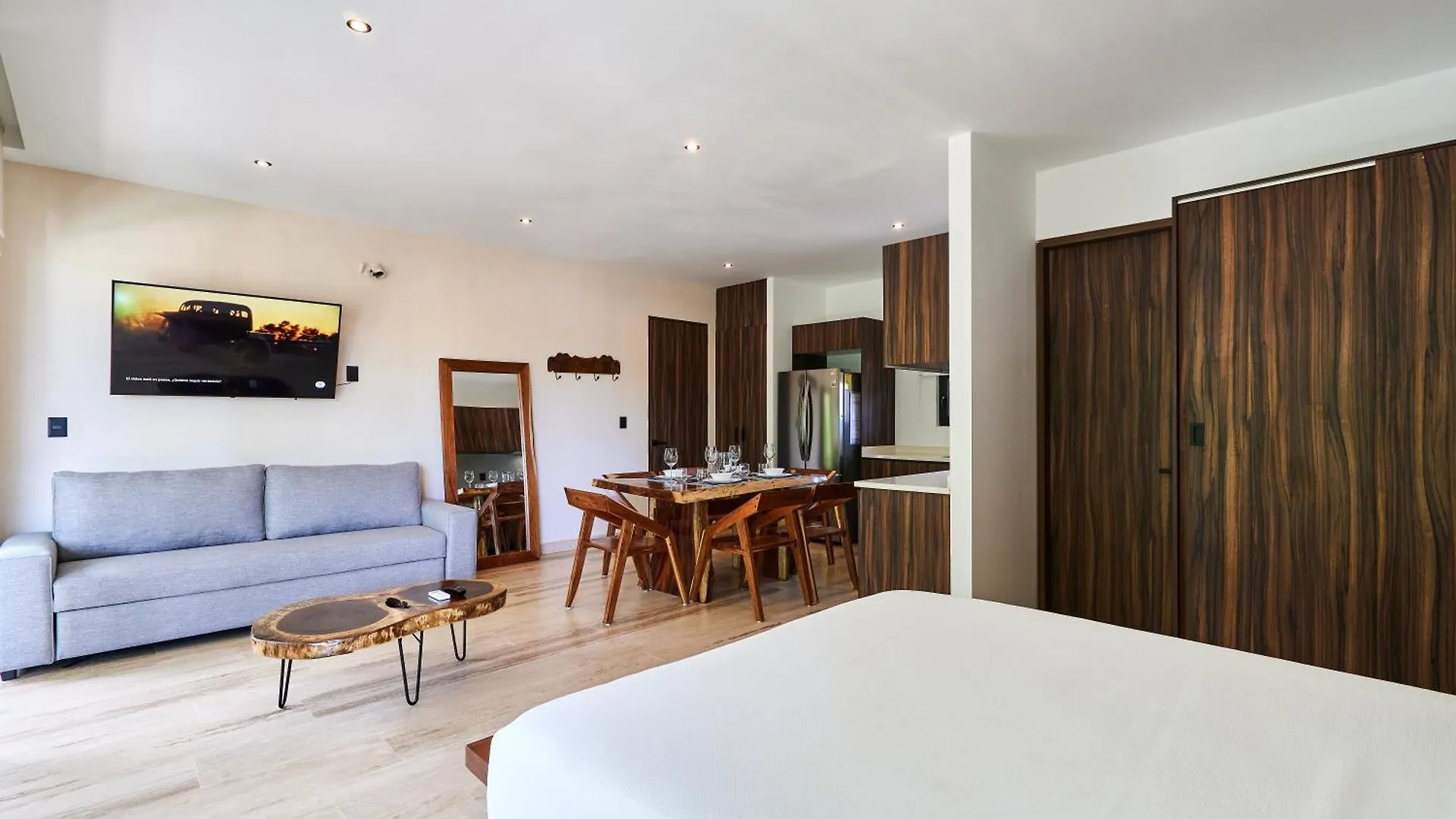 Tulum Escape - Stylish Pool, Gym & Parking Apartment