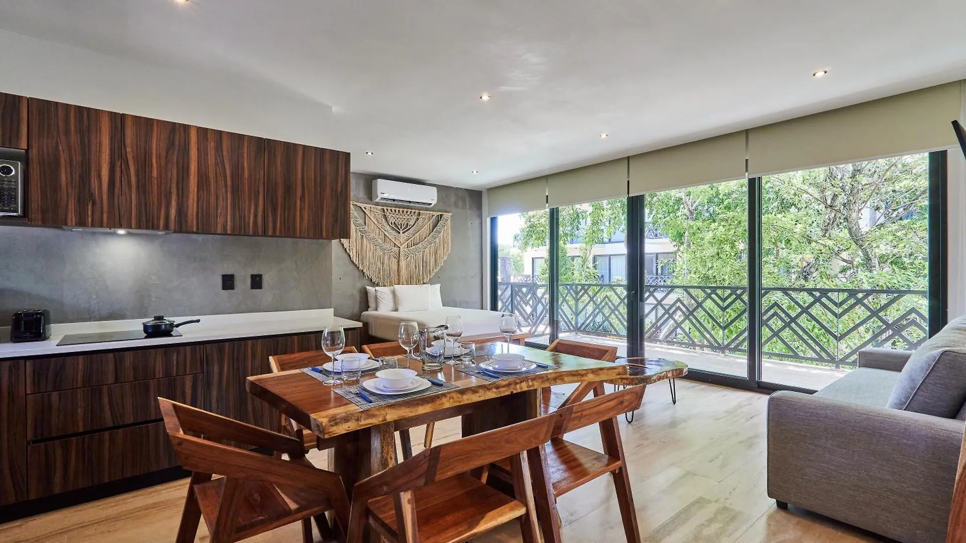 Tulum Escape - Stylish Pool, Gym & Parking Apartment